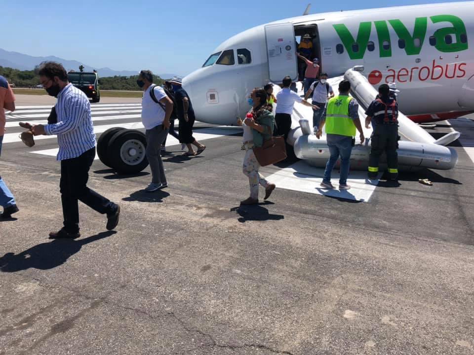 Sufre accidente avión de Viva Aerobus antes de despegar en Puerto Vallarta