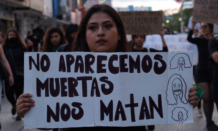 TUXTLA GUTIÉRREZ, CHIAPAS, 14FEBRERO2020.- Decenas de mujeres feministas realizaron una marcha desde el Parque Bicentenario hasta las puertas del palacio municipal de la capital chiapaneca, denunciando la falta de justicia que impera en el estado respect