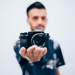 hand-man-person-camera-photography-photographer-641288-pxhere.com