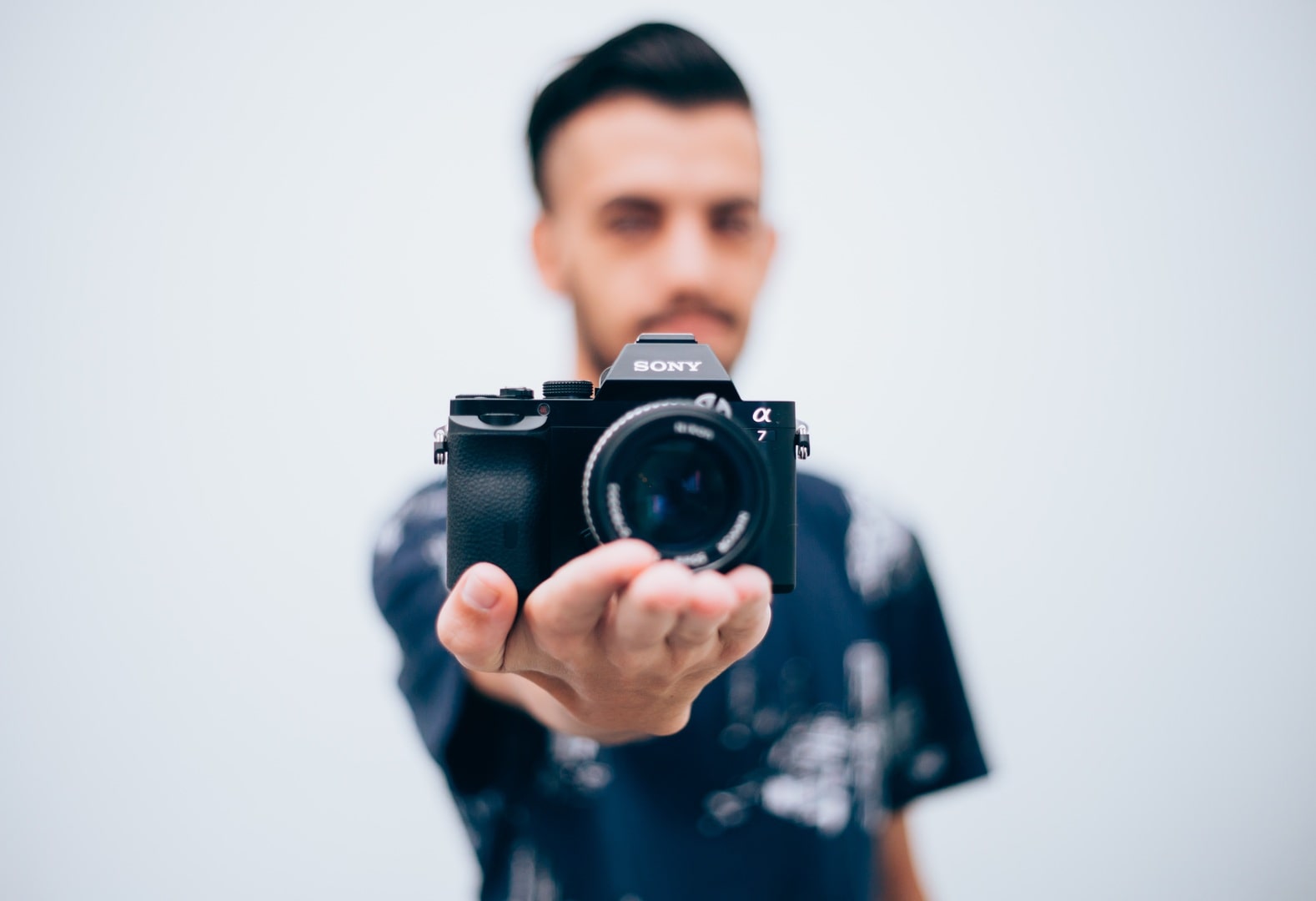 hand-man-person-camera-photography-photographer-641288-pxhere.com