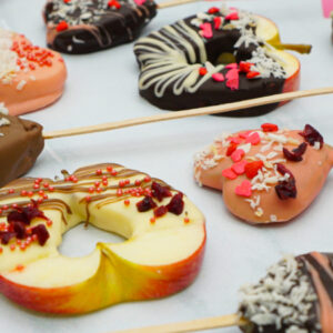 Paletas-de-manzana-cubiertas-con-chocolate 1