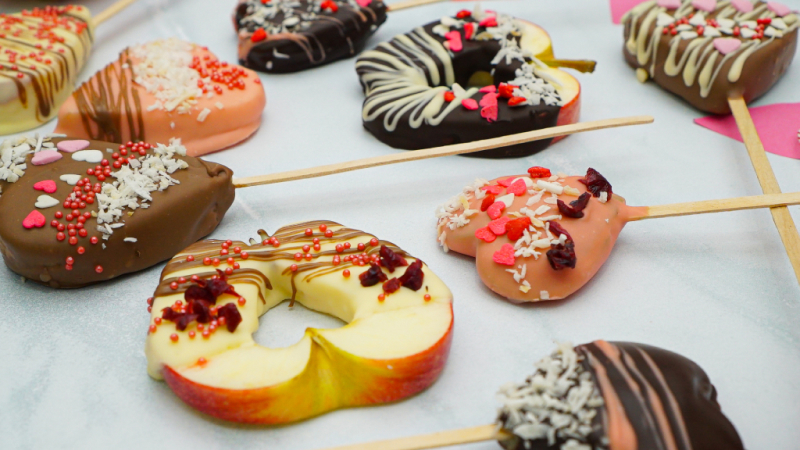 Paletas-de-manzana-cubiertas-con-chocolate 1