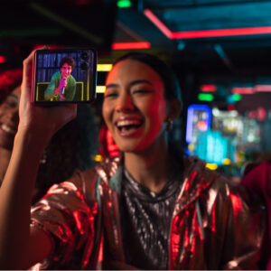 motorola-razr-50-ultra_razr_lifestyle4 1