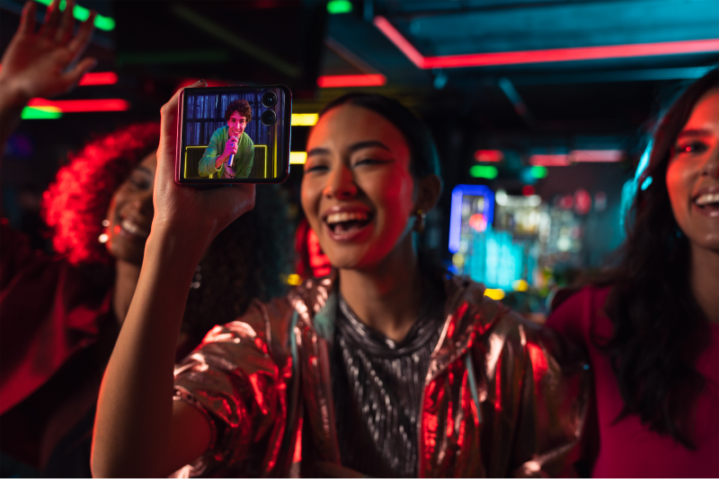 motorola-razr-50-ultra_razr_lifestyle4 1