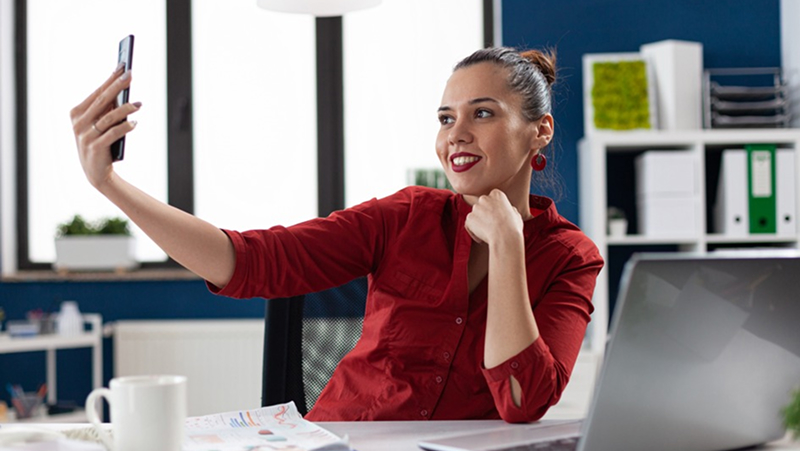 Burnout digital: Influencers cambian likes por prestaciones laborales