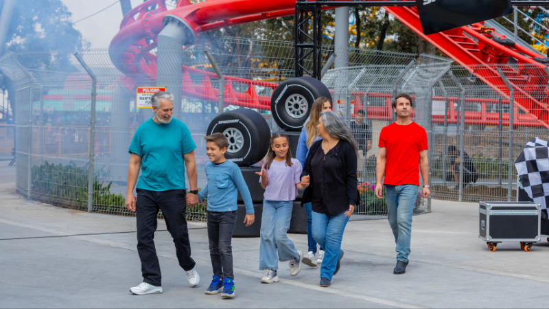 Presenta Six Flags México la primera roller coaster para toda la familia