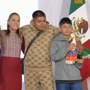 Agencia_Brunch_Pato_Merlin_En_La_mananera_Claudia_Sheinbaum_X
