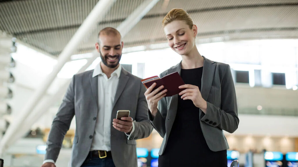 Agencia_Brunch_Onfly_businesspeople_waiting_queue_check_counter_with_luggage_2