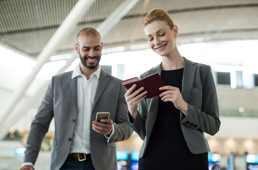 Agencia_Brunch_Onfly_businesspeople_waiting_queue_check_counter_with_luggage_2