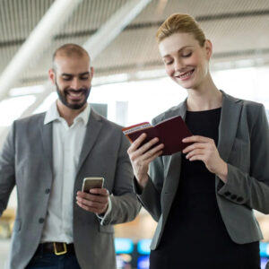 Agencia_Brunch_Onfly_businesspeople_waiting_queue_check_counter_with_luggage_2